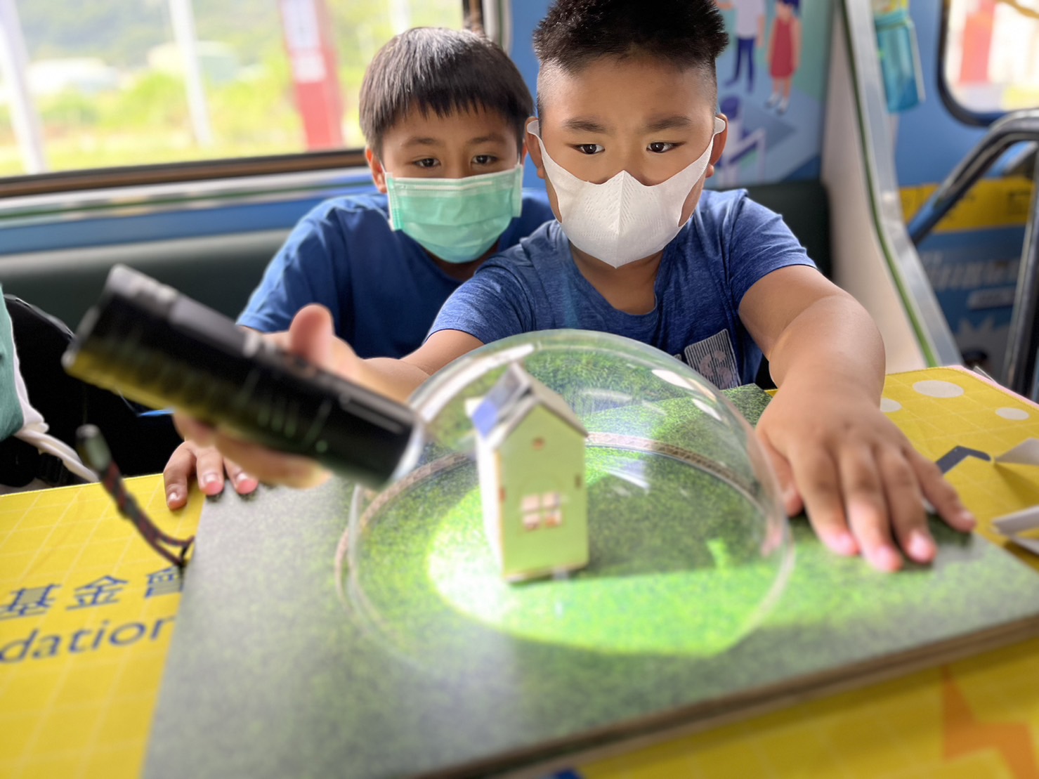 G22恒峰參與基礎科學主題車廂，以STEAM教學精神，設計「逐日科學家」、「太陽能工程師」以及「淨零建築師」三大能源科普課程和實驗